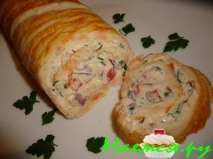 Закусочный рулет с копченой лососью и маскарпоне