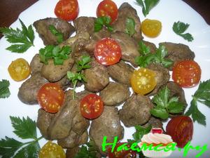 Салат с куриной печенью и помидорами черри