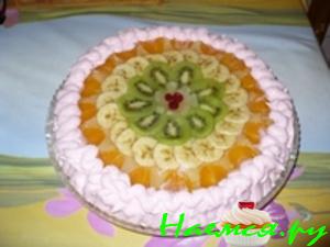 Тортик с фруктами в желе и взбитыми сливками