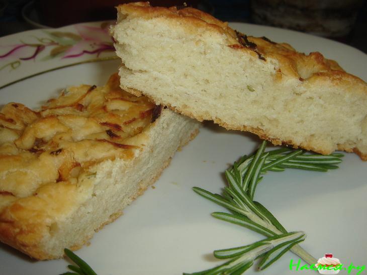 Фокачча с жареным луком и розмарином
