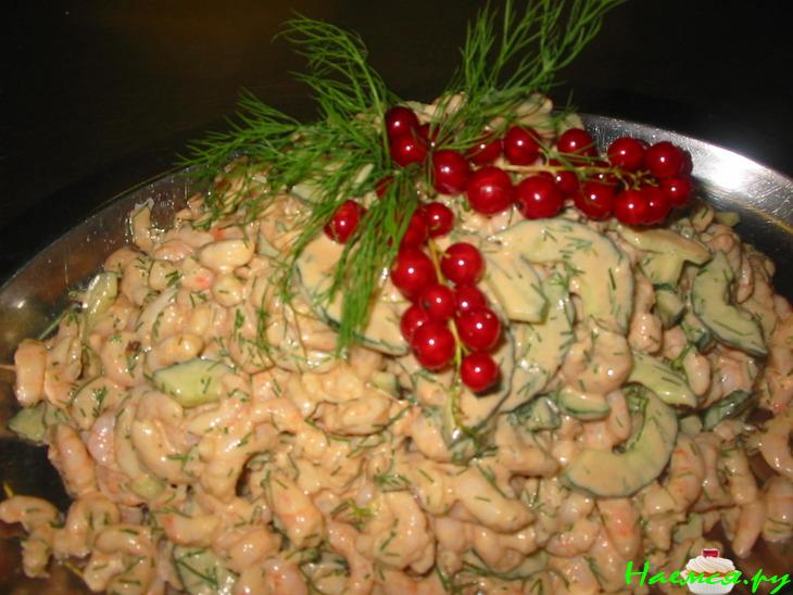 Салат из креветок с огурцом под соусом