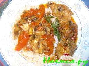 Куриные бёдрышки запеченные с помидорами и грибами Куриные бёдрышки запеченные с помидорами и грибами