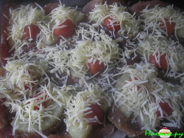 Свинина, запеченная с ананасами и помидорами черри
