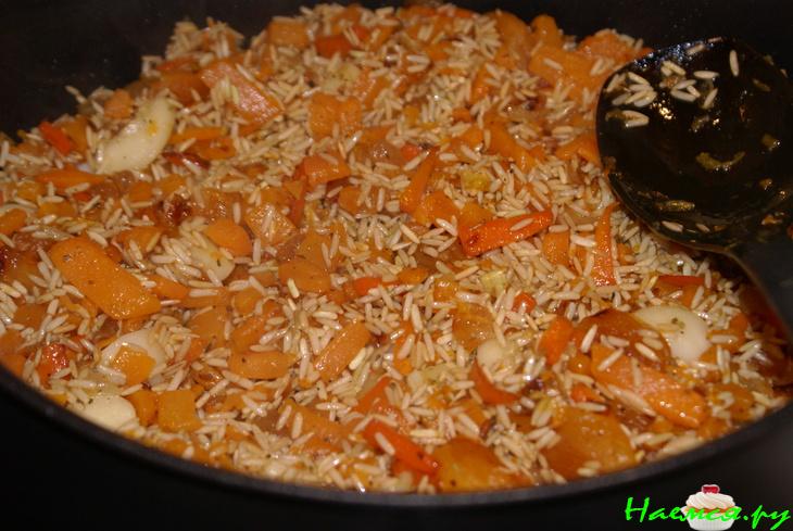 Плов из коричневого риса с тыквой, курагой и изюмом Плов из коричневого риса с тыквой, курагой и изюмом