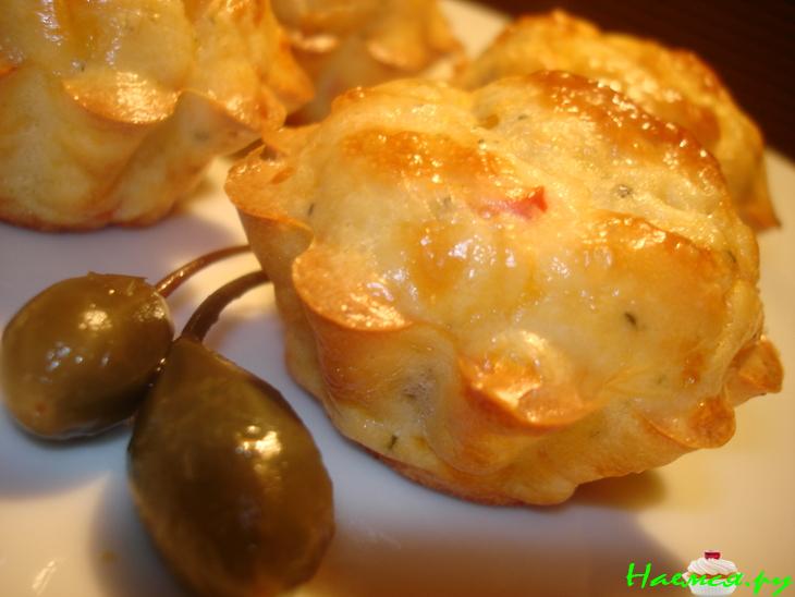 Закусочные сырные кексики с лососем, прованскими травами и острым перцем