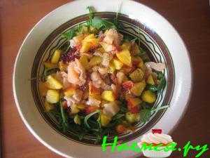 Салат под белое вино "Руккола с рыбой и нектарином"