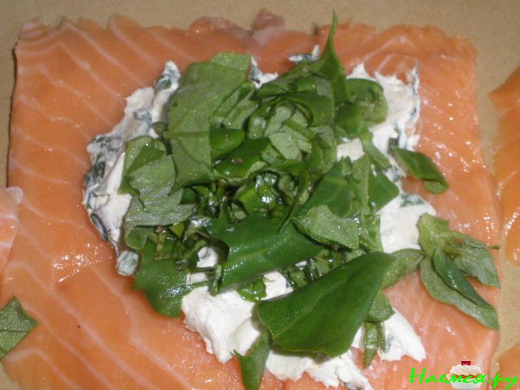 Лосось в сливочном соусе с грибами и орешками