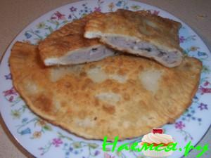 Чебуреки с фаршем и помидорами