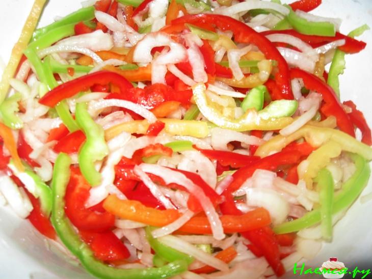 Салат овощной с чесноком