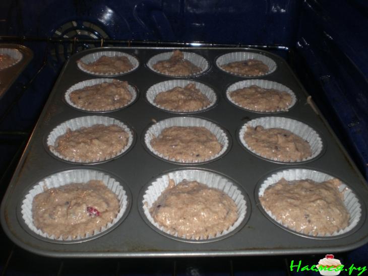 Бананово-сливовые маффины из нескольких видов муки