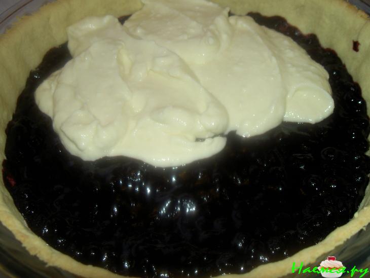 Открытый пирог с черникой и творогом