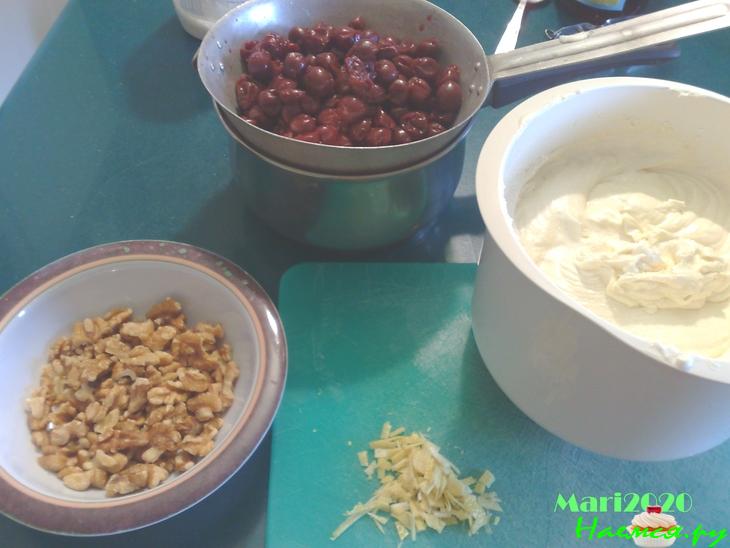 Вишневый пирог с орешками