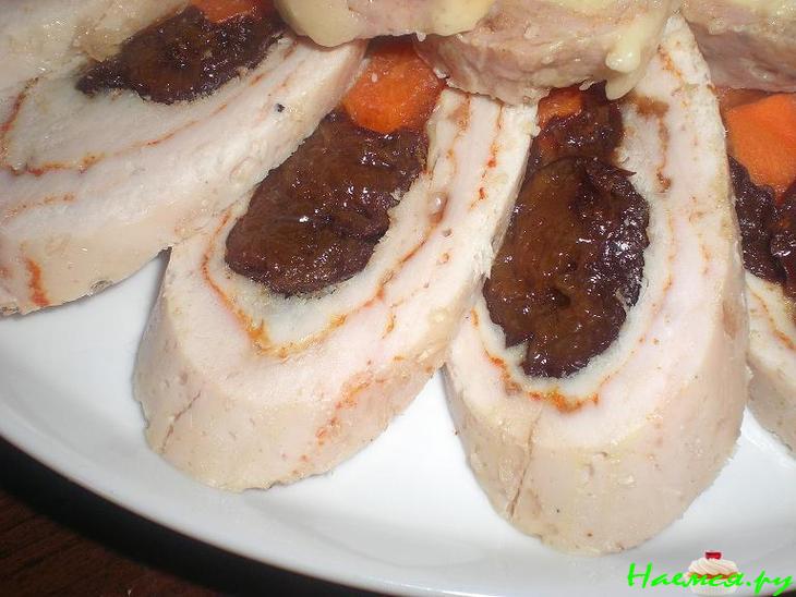 Рулет из куриного филе с черносливом и морковью