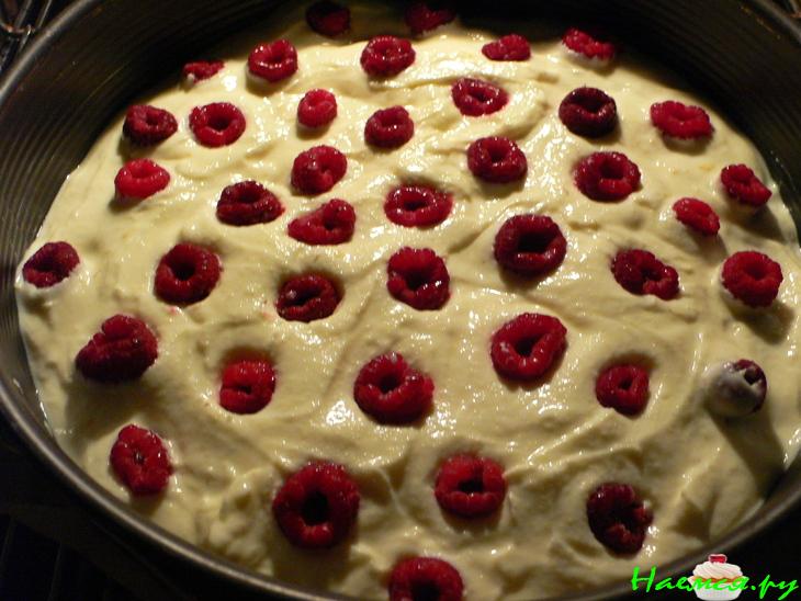 Торт творожный с малиной