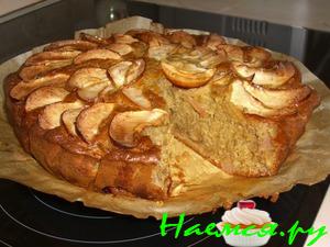 Шарлотка на сметане с яблоком и грушей