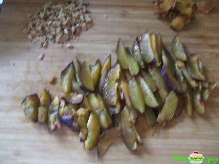 Пирог сливовый с грецкими орехами