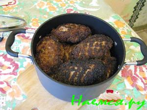 Котлеты со смешанным фаршем и черным хлебом
