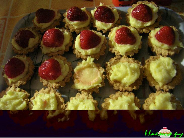 Корзинки с кремом, украшенные клубникой