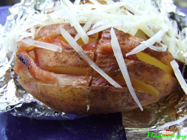 Картошка с беконом на углях