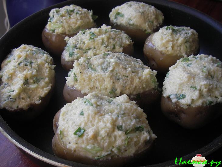 Фаршированная картошка со сметаной и зеленью