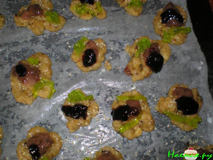 Печенье на кефире с вареньем в кунжуте