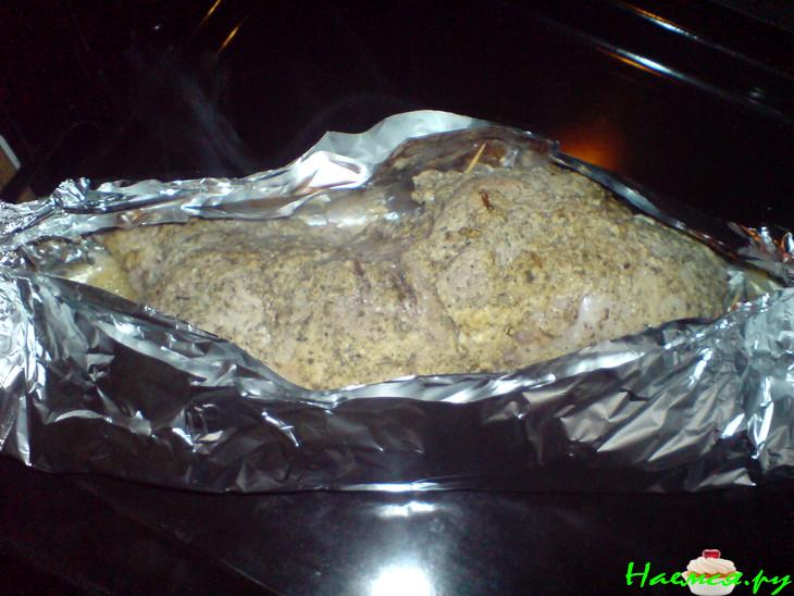 Свиная грудинка, начинённая пореем и сыром