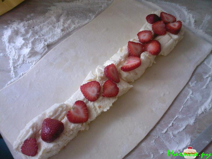 Творожный рулет с клубничным соусом