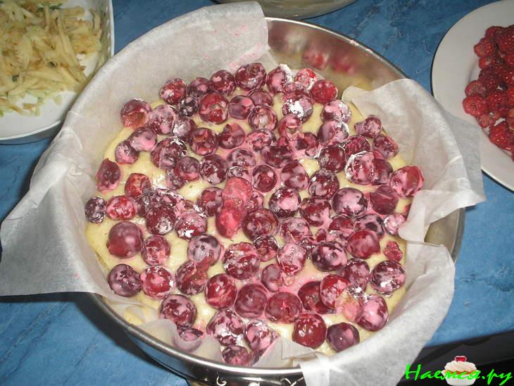 Пирог с вишнями, яблоками и малиной