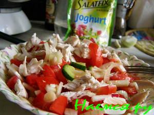 Лёгкий куриный салат с йогуртовой заправкой