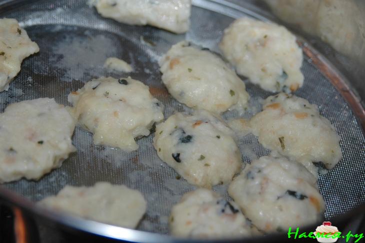 Мясной бульон с клёцками и зеленью