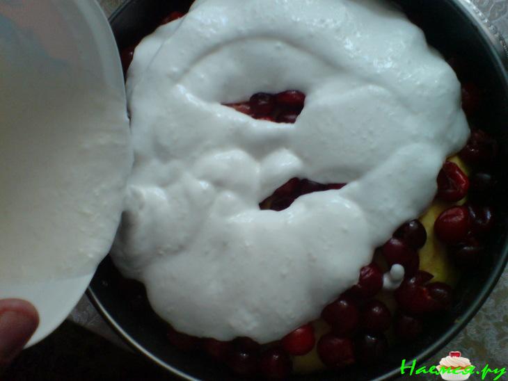 Пирог с вишней и безе