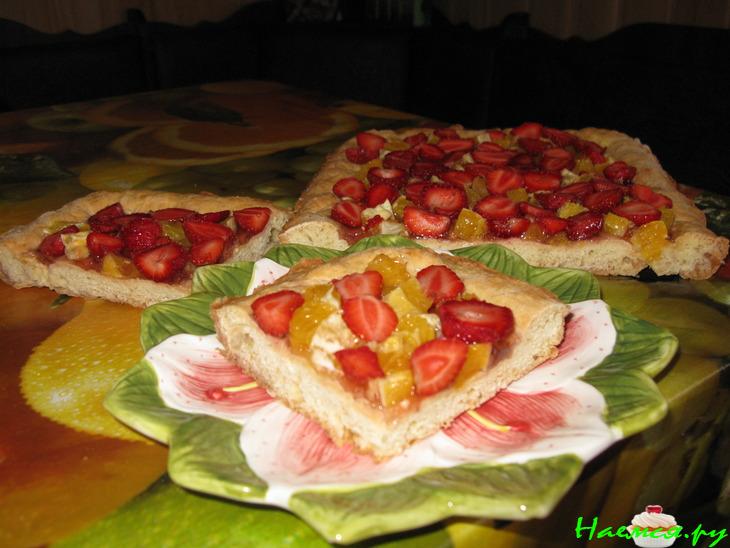 Пирог из быстрого теста с апельсином и клубникой