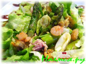Теплый салат со спаржей и морским коктейлем