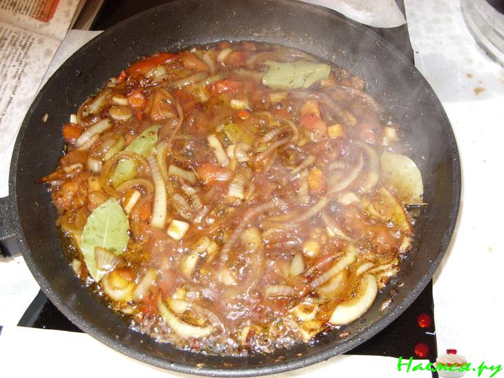 Телятина в вине с зеленью и чесноком