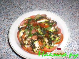 Салат вкусный с кабачком и моцареллой
