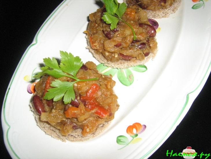 Закуска из баклажан, яблок и красной фасоли Закуска из баклажан, яблок и красной фасоли