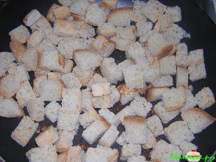 Суп с чесночными гренками на мясном бульоне