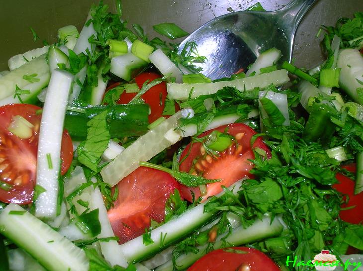 Салат дачный под ореховым соусом