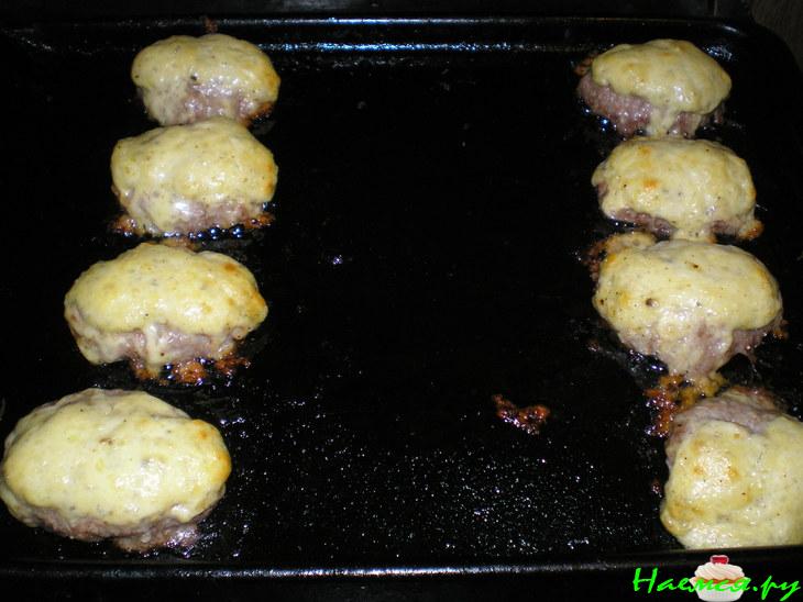 Котлеты, запеченные под молочным соусом