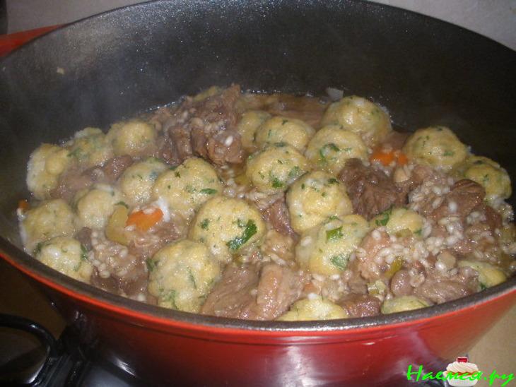 Говядина с перловой крупой и горчично-сырными кнедликами