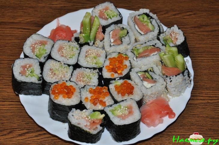 Суши-роллы с красной рыбой, фета, васаби...