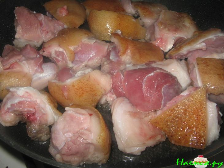 Свиная рулька тушенная в гусятнице