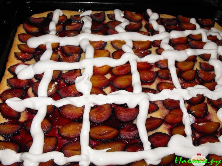 Сливовый пирог с решеткой из безе