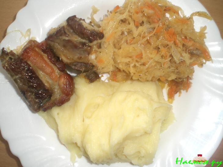 Тушеная капуста со свиными ребрышками Тушеная капуста со свиными ребрышками