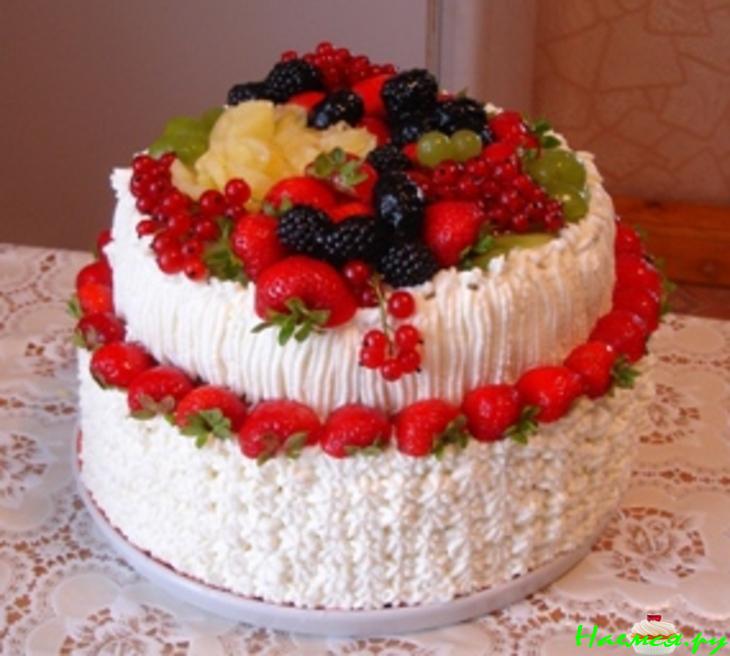Торт "Лукошко с фруктами" со взбитыми сливками