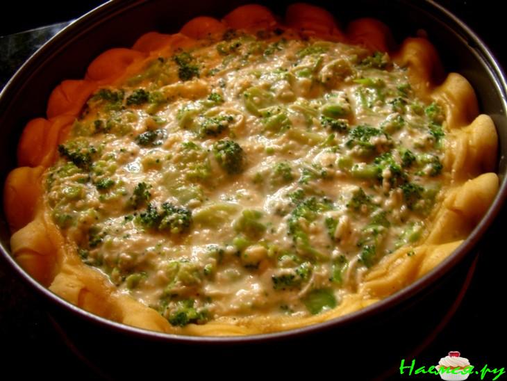 Открытый пирог с брокколи и сыром