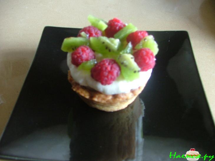 Корзиночки с кремом панакотта и фруктами