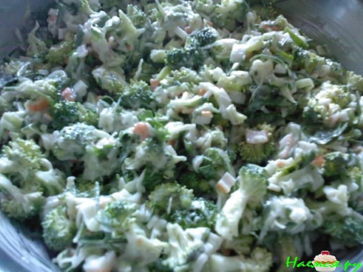 Салат 'Брокколи с крабовыми палочками'