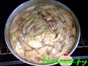 Пирог с яблоками с орешками и корицей