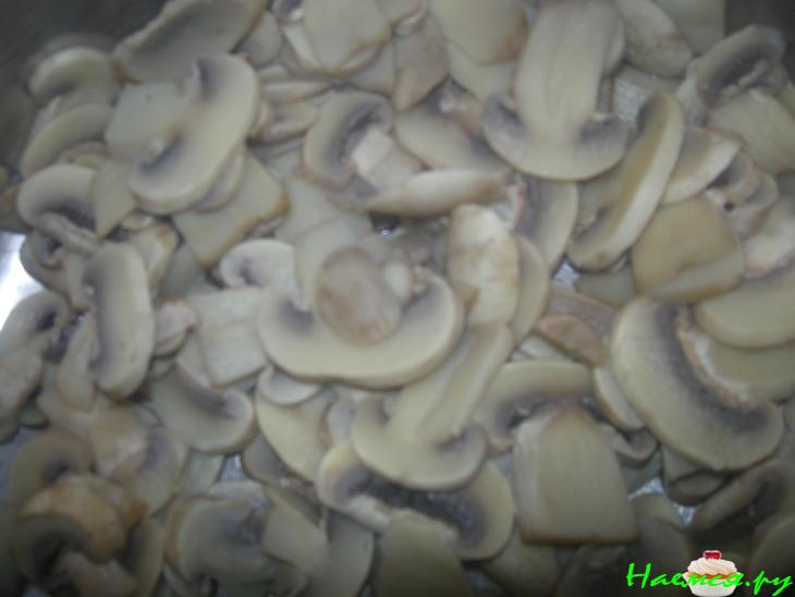 Салат из кальмаров с шампиньонами